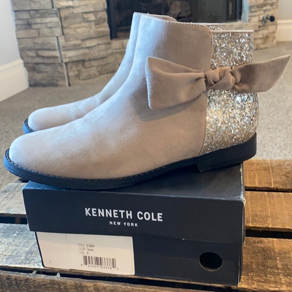 Kenneth Cole Other - Kenneth Cole | Kennedy tie taupe ankle boots